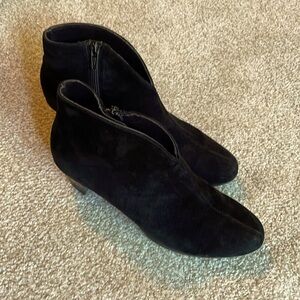 Munro Robyn Black Suede boots 8N